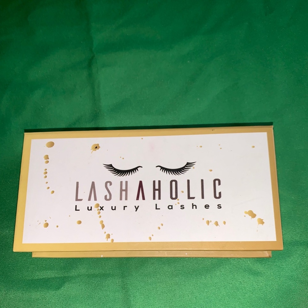 Lashaholic Luxury Lashes
